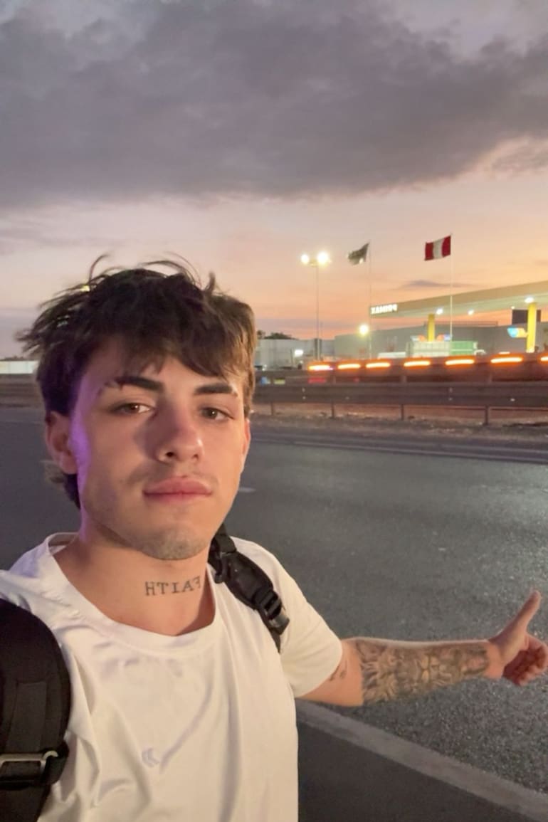 Alejo llegó a destino haciendo dedo