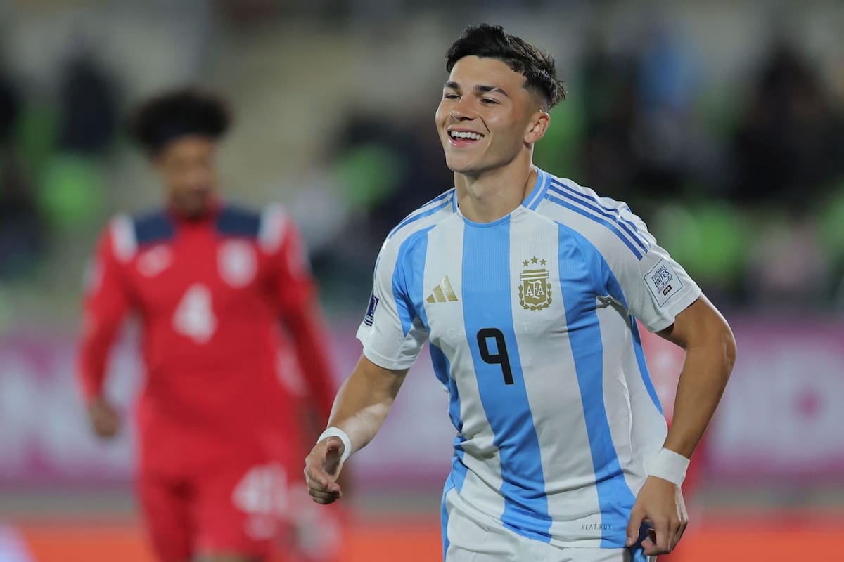 Alejo Sarco festeja tras convertir el primero de sus dos goles en la victoria sobre Cuba
