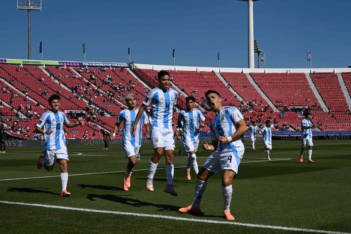 Alejo Sarco lidera la celebración argentina; el ex Vélez está en plena racha goleadora (Photo by RODRIGO ARANGUA / AFP)