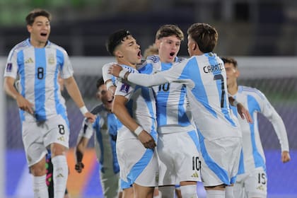 Alejo Sarco, que anotó tres goles en dos partidos, festeja junto a Álvaro Montoro y Maher Carrizo; tres juveniles forjados en Vélez que se destacan en el Mundial Sub 20 de Chile.