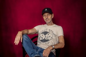 Dejó la Argentina a los 16, fue cantante de una gran banda de rock en España y hoy es productor de leyendas