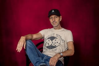 Dejó la Argentina a los 16, fue cantante de una gran banda de rock en España y hoy es productor de leyendas