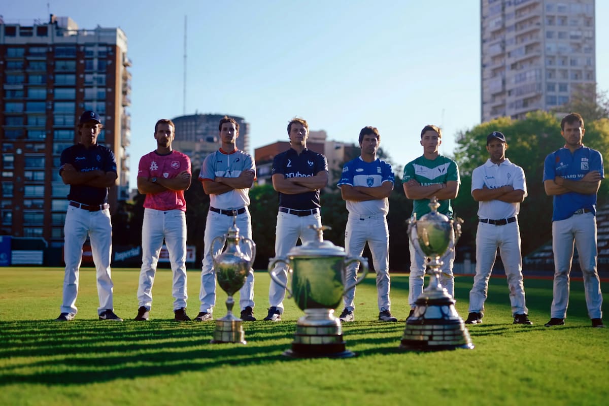Alejo Taranco (La Dolfina-Brava), Tomás García del Río (Alegría), Santiago Loza (La Irenita), Alfredo Bigatti (La Ensenada), Hilario Ulloa (Ellerstina), Bartomomé Castagnola (h., La Natividad), Francisco Elizalde (La Dolfina) y Facundo Sola (Murus Sanctus), con las copas de Tortugas, Palermo y Hurlingham, en la cancha 1 del Campo Argentino de Polo.