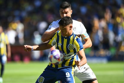 Alejo Veliz, autor del 3-0 con una gran definición para la goleada de Rosario Central ante Platense