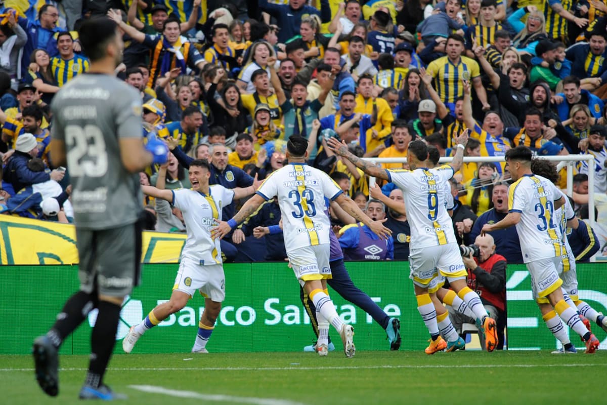 Alejo Veliz festeja con sus compañeros el único tanto del partido