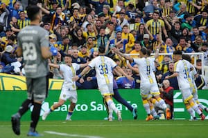 Alejo Veliz festeja con sus compañeros el único tanto del partido