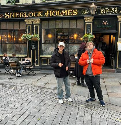 Alejo y Luca posan para la foto en Londres