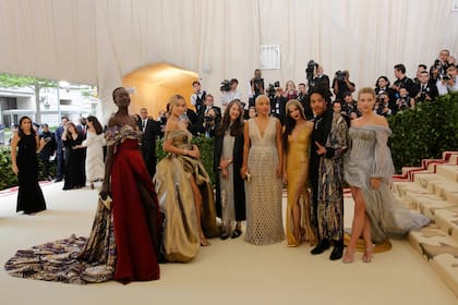 Alek Wek, Jasmine Sanders, Valerie Messika, Kiersey Clemons, Olivia Munn, Luka Sabbat, y Lili Reinhart ya llegaron a la gala