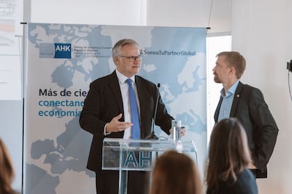 Aleksandar Medjedovic y Andreas Schmidt en la presentación del foro de la AHK