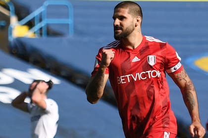 Aleksandar Mitrovic del Fulham celebra el gol del empate de Fulham, que anotó mediante un penal.