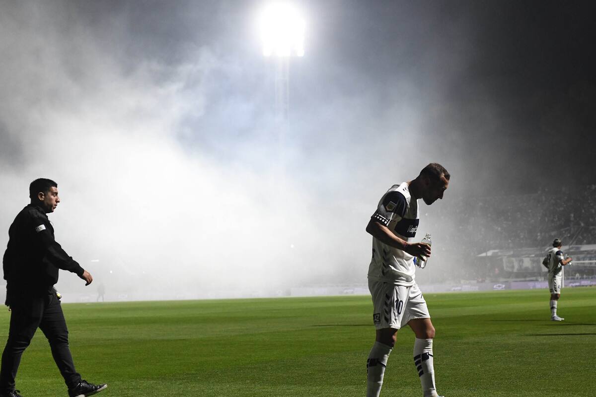 Aleman abandona la cancha en medio de los gases
