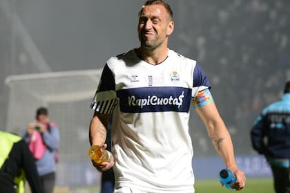 Alemán, con los ojos llorosos