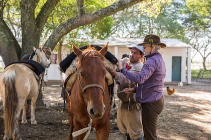Alemanes, ingleses y franceses suelen llegar hasta Corrientes para conocer la vida en el campo argentino.