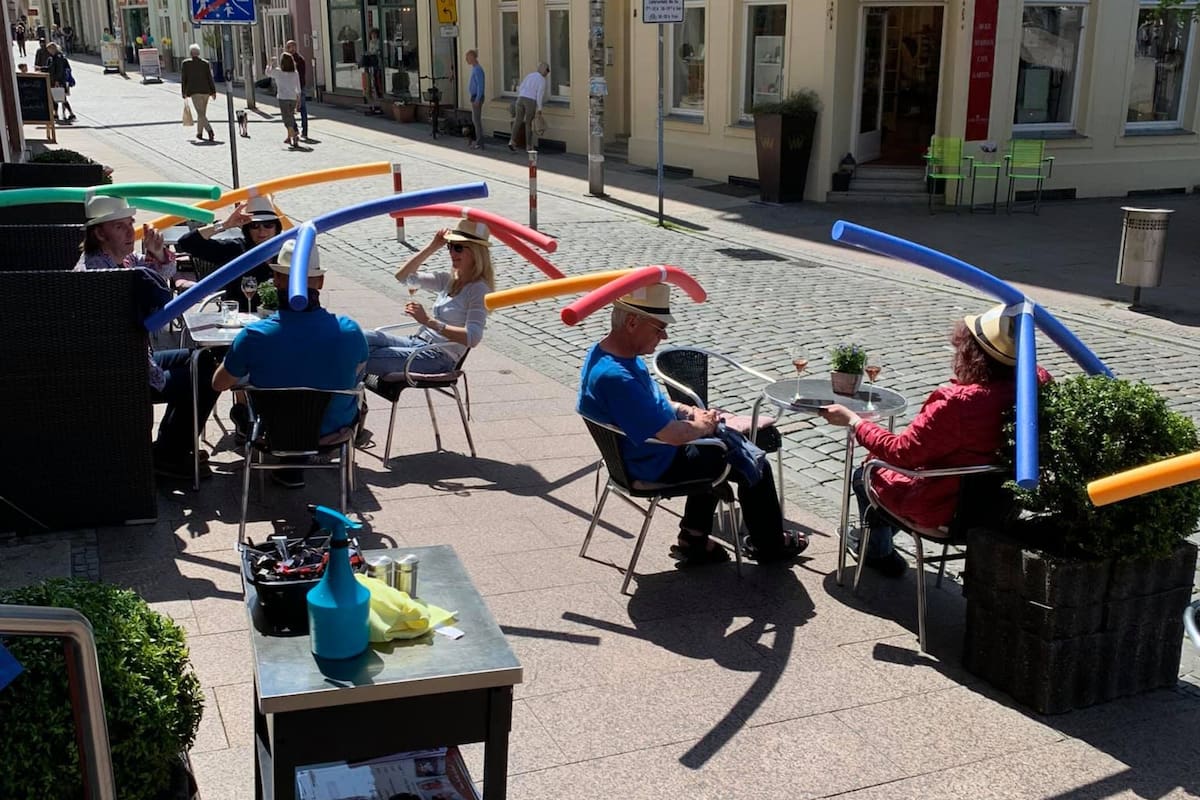 Alemania comenzó a flexibilizar la cuarentena y los bares buscan estrategias para que la gente respete el distanciamiento.