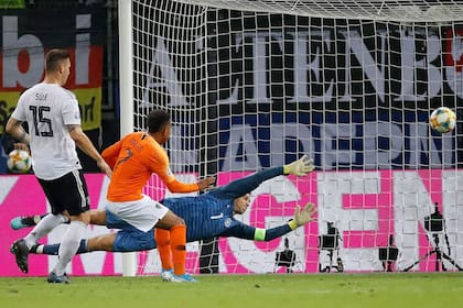 Alemania, Holanda y sus camisetas características, en un partido por la clasificación a la Eurocopa 2020.