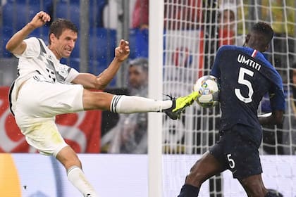 El francés Umtiti bloquea el disparo de Müller, una acción que se repitió con diversos protagonistas en los primeros 90 minutos del campeón tras Rusia 2018