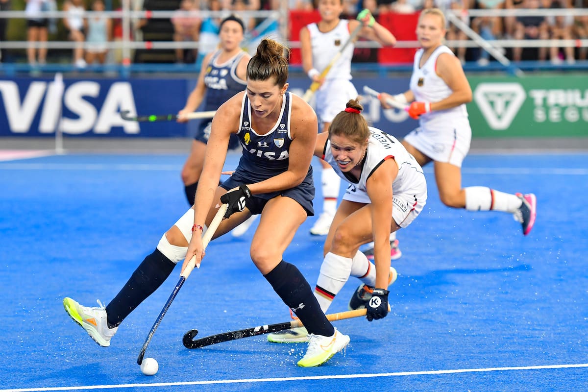 Alemania remontó con dos empates parciales, pero las Leonas se impusieron por 4-2 en el inicio de su defensa del cetro en la Pro League, en Mendoza.