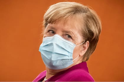 La canciller Angela Merkel decretó más de tres semanas de confinamiento ante la suba de casos