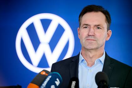 Alemania: Volkswagen y representantes de empleados logran acuerdo salarial tras duras negociaciones