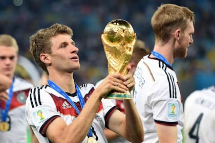 Alemania y el recuerdo del título en Brasil 2014; fue la última vez que levantó la Copa y la segunda con Adidas también en la camiseta