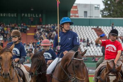 Alentado por su familia, hizo equipo con su cuñado Mariano Uranga y con Polito Pieres y se enfrentó a Nacho Figueras y Delfina Blaquier