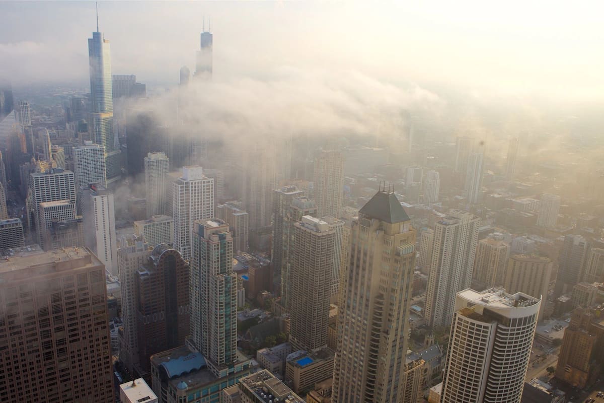 Alerta de aire nocivo en Chicago debido a factores atmosféricos y contaminantes