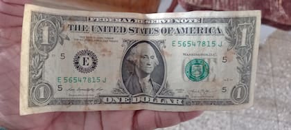 Alerta dólares: qué hacer con los billetes dañados, manchados o rotos (Foto: Twitter)
