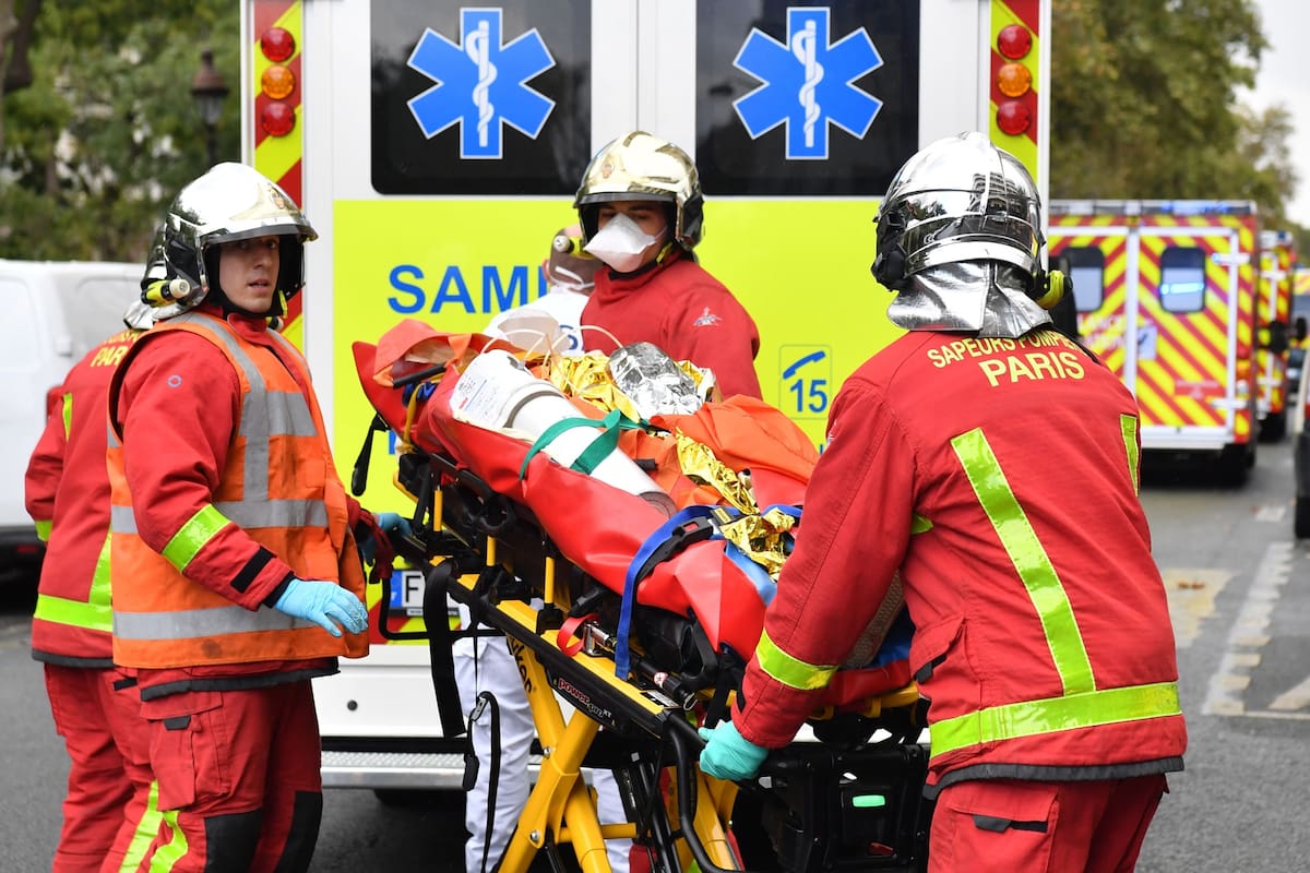 Alerta en París: cuatro heridos por un ataque con arma blanca cerca de la antigua sede de Charlie Hebdo
