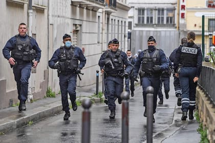 La policía recorre y controla la zona del atentado