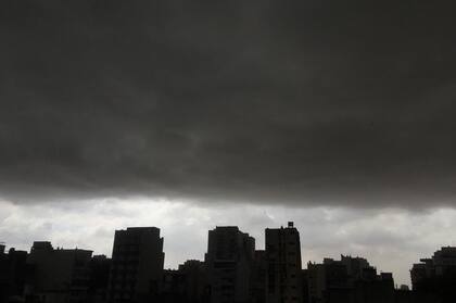 El cielo negro en el barrio de Flores