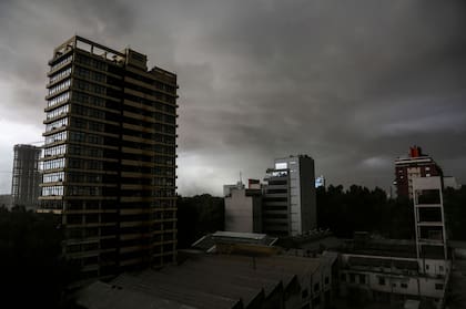 Fuertes vientos trajeron nubes negras y luego la lluvia