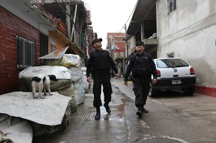 Policías recorren los pasillos de la villa 31