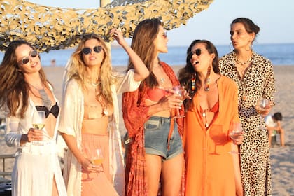 La ex ángel de Victoria Secret viajó desde Florianópolis a Uruguay en un avión privado junto a otras modelos amigas