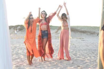 La modelo y sus acompañantes disfrutaron de puestas de sol, sesiones privadas de música electrónica y entretenidas veladas