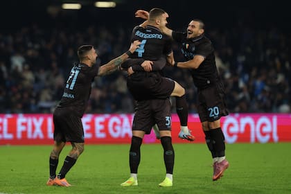 Alessandro Buongiorno celebra tras marcar en la tanda de penales contra Cagliari en los cuartos de final de la Copa Italia