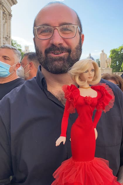 Alessandro Gatti, diseñador de muñecas romano, en lugar de rosas le trajo a Raffaella una “Raffa-doll”, una muñeca que él creó a su imagen y semejanza, ataviada con un vestido rojo largo. “Es el de ‘Fiesta’”, explica