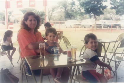 Alessandro, junto a su madre y hermano.