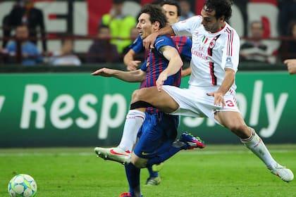 Alessandro Nesta se esfuerza por frenar a Lionel Messi en el duelo de marzo de 2012; el histórico defensor italiano sufrió mucho al argentino