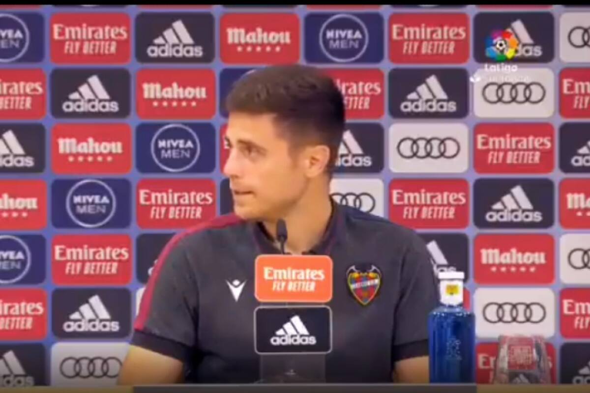 Alessio Lisci, el entrenador italiano de Levante, en el momento de recibir la consulta