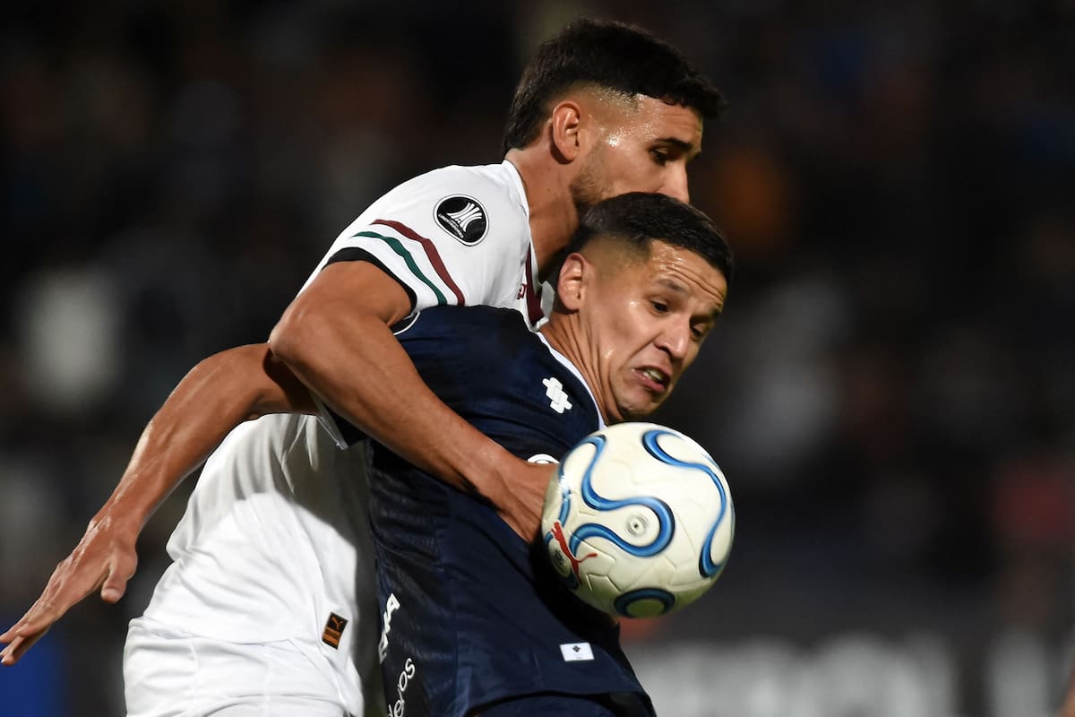 Álex Arce aguanta la pelota ante la marca del zaguero Ignacio: el paraguayo, autor del gol de Independiente Rivadavia y artillero de la Copa Libertadores