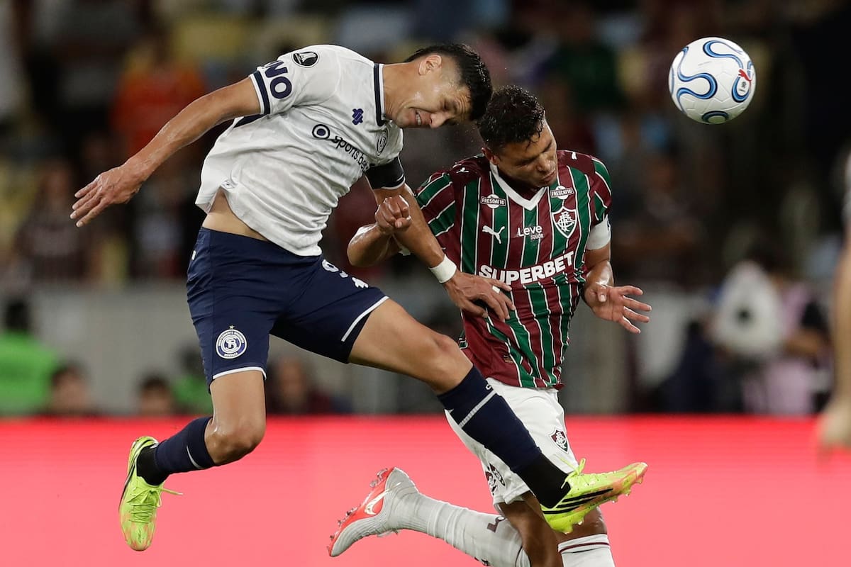 Alex Arce cabecea ante la marca de Thiago Silva