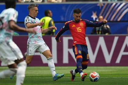 Alex Baena controla la pelota ante Leandro Trossard