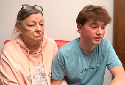 Alex Batty y su abuela en Greater Manchester