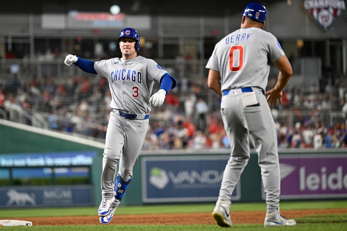Alex Bregman, de los Cachorros de Chicago, es felicitado por el coach de la antesala Quintin Berry t