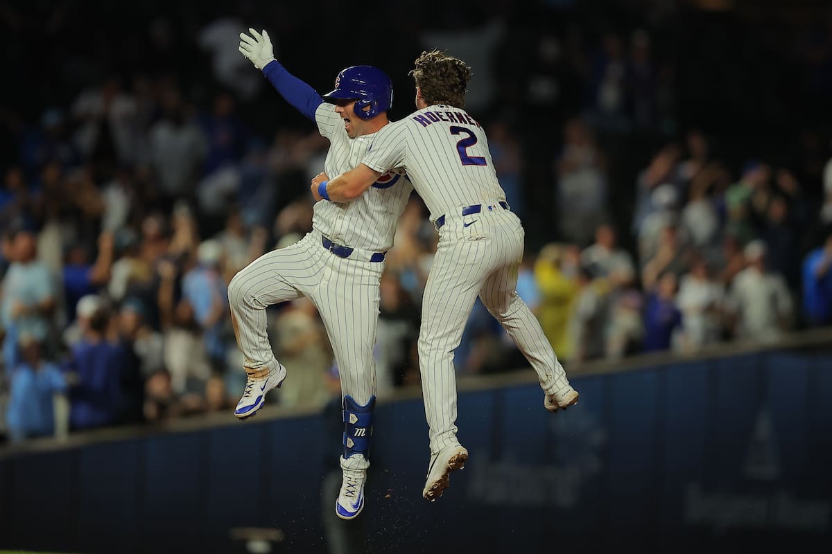 Alex Bregman, de los Cachorros de Chicago, festeja con Nico Hoerner luego de pegar el hit decisivo d