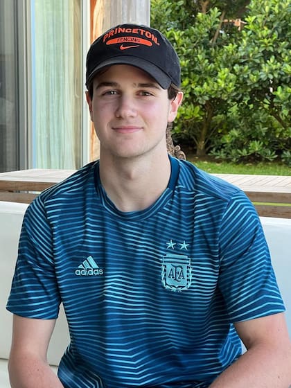 Alex Brooke, con una de las tantas camisetas de la Argentina que atesora desde que es un niño