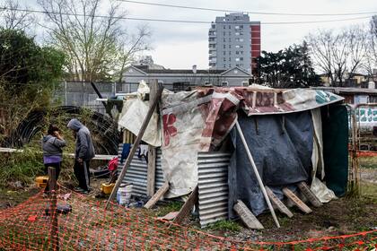 Alex Campbell presentó un proyecto en la Legislatura bonaerense para que no puedan acceder a los programas asistenciales provinciales quienes participen de usurpaciones de terrenos