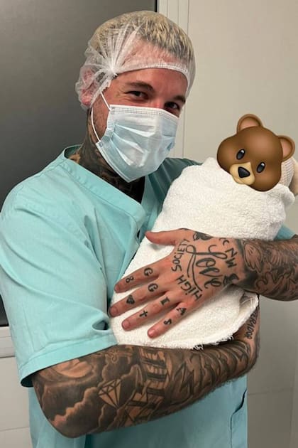 Alex Caniggia con su beba Venezia en brazos