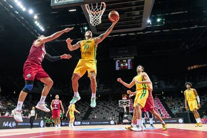 Alex García efectúa una bandeja en el triunfo de Brasil sobre México en una semifinal del preolímpico de Croacia; el equipo sudamericano definirá este domingo, frente a Alemania, si llega a los Juegos Olímpicos.