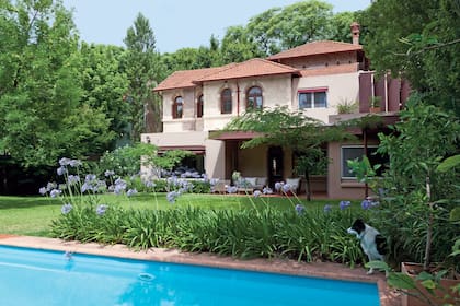 Alex Grönberger y Martina Kirst, economista y autora holandesa viven desde hace tres años en esta casa de 1926 que reformaron por completo.